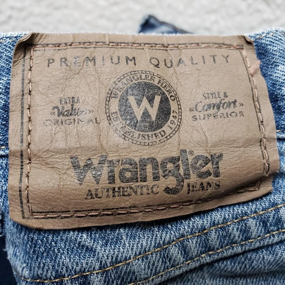 Wrangler Authentic Jeans Mens 34x29 Relaxed Fit Light Wash Blue Denim 97601VR